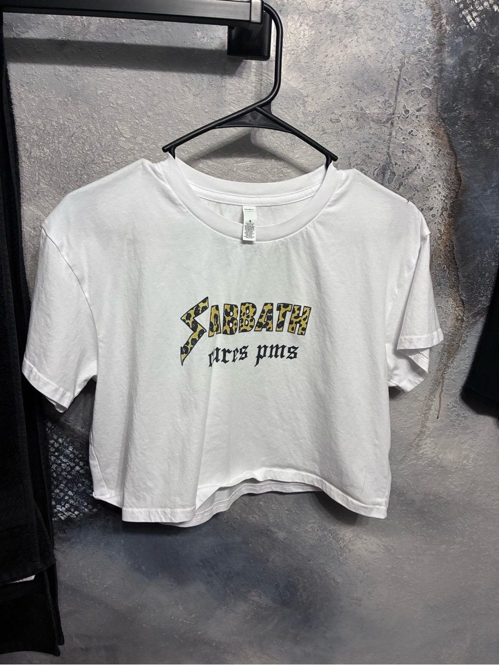💥BRAND NEW💥 CUSTOM MADE BLACK “SABBATH CURES PMS” SHORT T SHIRT 👕